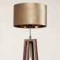 Foto 31351-6 schuinaanzicht: Houten staande lamp met kap in taupe velvet en gouden binnenkant 