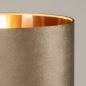 Foto 31351-8 detailfoto: Houten staande lamp met kap in taupe velvet en gouden binnenkant 