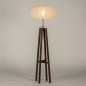 Foto 31377-2 schuinaanzicht: Japandi vloerlamp: Houten staande lamp in walnoot bruin met lampion kap van stof