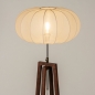 Foto 31377-4 schuinaanzicht: Japandi vloerlamp: Houten staande lamp in walnoot bruin met lampion kap van stof