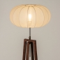 Foto 31377-4 schuinaanzicht: Japandi vloerlamp: Houten staande lamp in walnoot bruin met lampion kap van stof