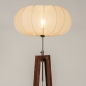 Foto 31377-5 schuinaanzicht: Japandi vloerlamp: Houten staande lamp in walnoot bruin met lampion kap van stof