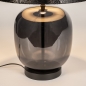 Foto 31383-8 detailfoto: Grote vaaslamp met voet van rookglas en luxe zwarte kap met gouden binnenkant