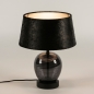 Foto 31385-2 vooraanzicht: Vaaslamp met voet van rookglas en zwarte kap van stof met gouden binnenkant