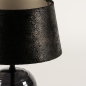 Foto 31385-6 detailfoto: Vaaslamp met voet van rookglas en zwarte kap van stof met gouden binnenkant