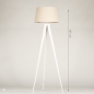 Foto 31391-1 maatindicatie: Witte driepoot vloerlamp van metaal met beige kap van stof 