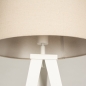 Foto 31391-11 detailfoto: Witte driepoot vloerlamp van metaal met beige kap van stof 