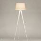 Foto 31391-2 vooraanzicht: Witte driepoot vloerlamp van metaal met beige kap van stof 