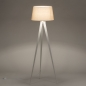 Foto 31391-3 vooraanzicht: Witte driepoot vloerlamp van metaal met beige kap van stof 