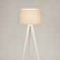 Foto 31391-4 vooraanzicht: Witte driepoot vloerlamp van metaal met beige kap van stof 