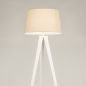 Foto 31391-5 vooraanzicht: Witte driepoot vloerlamp van metaal met beige kap van stof 
