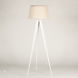 Foto 31391-6 vooraanzicht: Witte driepoot vloerlamp van metaal met beige kap van stof 