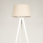 Foto 31391-7 vooraanzicht: Witte driepoot vloerlamp van metaal met beige kap van stof 