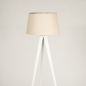 Foto 31391-8 vooraanzicht: Witte driepoot vloerlamp van metaal met beige kap van stof 