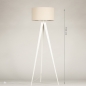Foto 31392-1 maatindicatie: Witte driepoot vloerlamp met beige linnen kap