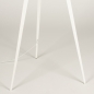 Foto 31392-12 detailfoto: Witte driepoot vloerlamp met beige linnen kap