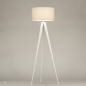 Foto 31392-2 vooraanzicht: Witte driepoot vloerlamp met beige linnen kap