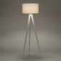 Foto 31392-3 vooraanzicht: Witte driepoot vloerlamp met beige linnen kap