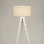 Foto 31392-4 vooraanzicht: Witte driepoot vloerlamp met beige linnen kap