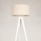 Foto 31392-7 vooraanzicht: Witte driepoot vloerlamp met beige linnen kap