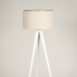 Foto 31392-8 vooraanzicht: Witte driepoot vloerlamp met beige linnen kap