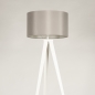Foto 31394-7 vooraanzicht: Witte driepoot vloerlamp met grijze lampenkap