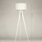 Foto 31395-1 maatindicatie: Witte driepoot vloerlamp met witte kap van stof 