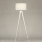 Foto 31395-2 vooraanzicht: Witte driepoot vloerlamp met witte kap van stof 