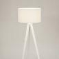 Foto 31395-4 vooraanzicht: Witte driepoot vloerlamp met witte kap van stof 
