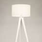Foto 31395-5 vooraanzicht: Witte driepoot vloerlamp met witte kap van stof 