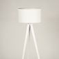 Foto 31395-8 vooraanzicht: Witte driepoot vloerlamp met witte kap van stof 