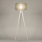 Foto 31396-2 vooraanzicht: Witte driepoot vloerlamp met taupe kap van stof 