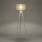 Foto 31396-3 vooraanzicht: Witte driepoot vloerlamp met taupe kap van stof 