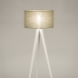 Foto 31396-4 vooraanzicht: Witte driepoot vloerlamp met taupe kap van stof 