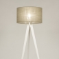 Foto 31396-5 vooraanzicht: Witte driepoot vloerlamp met taupe kap van stof 