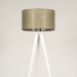 Foto 31396-7 vooraanzicht: Witte driepoot vloerlamp met taupe kap van stof 