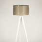 Foto 31396-8 vooraanzicht: Witte driepoot vloerlamp met taupe kap van stof 