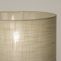 Foto 31396-9 detailfoto: Witte driepoot vloerlamp met taupe kap van stof 