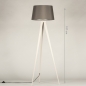 Foto 31397-2 maatindicatie: Beige driepoot vloerlamp met grijze kap van stof 