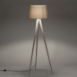 Foto 31397-4 vooraanzicht: Beige driepoot vloerlamp met grijze kap van stof 