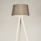 Foto 31397-6 vooraanzicht: Beige driepoot vloerlamp met grijze kap van stof 