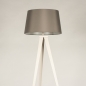 Foto 31397-8 vooraanzicht: Beige driepoot vloerlamp met grijze kap van stof 