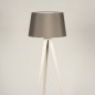 Foto 31397-9 vooraanzicht: Beige driepoot vloerlamp met grijze kap van stof 