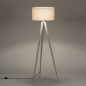 Foto 31398-3 vooraanzicht: Japandi vloerlamp: beige driepoot vloerlamp met beige linnen lampenkap