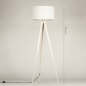 Foto 31401-1 maatindicatie: Beige driepoot vloerlamp met witte kap van stof 