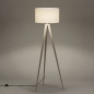 Foto 31401-3 vooraanzicht: Beige driepoot vloerlamp met witte kap van stof 