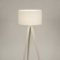 Foto 31401-4 vooraanzicht: Beige driepoot vloerlamp met witte kap van stof 