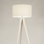 Foto 31401-5 vooraanzicht: Beige driepoot vloerlamp met witte kap van stof 