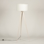 Foto 31401-6 vooraanzicht: Beige driepoot vloerlamp met witte kap van stof 
