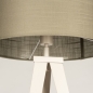 Foto 31402-11 detailfoto: Beige driepoot vloerlamp met taupe kap van stof 